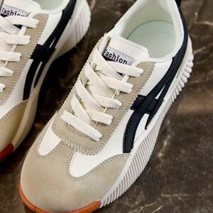 ULTRA COMFORTABLE. DE FLORANCE SNEAKERS